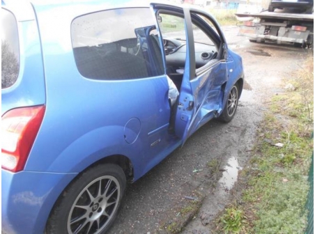 Vehicule-RENAULT-TWINGO-II-1-1-2011-db122f3e1b720443a9c55522d0d3556220ede1ebd8cc5827bd30759524ef56d8_mtn.JPG