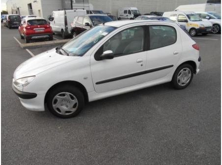 Vehicule-PEUGEOT-206-1-4-2004-ec96ca505a0116f023d8fadb6d8ad6c86f87a881d1334112c45ef025ec518e8d_mtn.JPG