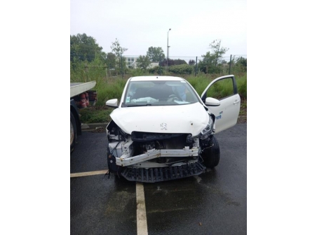Vehicule-PEUGEOT-108-2015-43a42ff2791c8ac1e984438111a9c0fee1456b0eeb7e97c17be69a40d20fff84_mtn.jpg