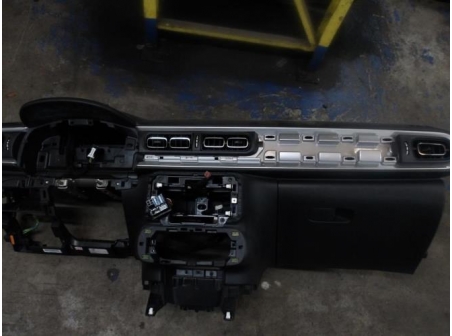 104010244-3a0c6768-6f75-4605-addf-08812bb87438-Piece-Tableau-de-bord-CITROEN-C3-3-PHASE-1-12-VTI-12V-cf429645404b31c47a297bcbf95bf730994b768d84cedb25080ceb3f35d252c1_m.JPG