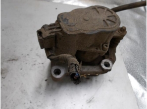 105211565-6797e396-e2a2-4bd5-8573-35af5b816a40-Piece-Etrier-arriere-droit-PEUGEOT-45c792be2a6e510ccf90dc84f6e8c44aa5a536688b8e5813b1dc2a444c77a496_m.JPG 2