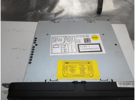 105348992-ddb67bf7-befb-4cca-b664-29a3bf499c7f-Piece-Autoradio-dorigine-VOLKSWAGEN-8e40b0db059b6480ca4c0eea57320080fe46bb7b0d2a4a15c0aff7055b4cfe45_m.JPG