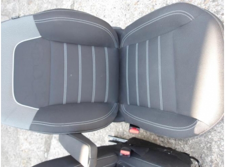 105407396-d05ae0ee-3141-4d76-971d-13a00dbe0ea6-Piece-Interieur-complet-DACIA-JOGGER-BREAK-10i-12V-TURBO-TCE-90-ECO-G-HYBRID-d03302abe77563eed54929ce13457b715f233b50d3b7875a7dcaed7e5d533afb_m.JPG