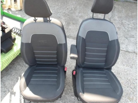 105407396-6b1a0802-9cc5-4f3c-8259-4b1ddf734efb-Piece-Interieur-complet-DACIA-JOGGER-BREAK-10i-12V-TURBO-TCE-90-ECO-G-HYBRID-bf79acdae37aa068dcabe62cab71087e1bc7de9e6a2b8e77083ee733ad65248b_m.JPG