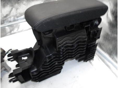 105646097-c57fec32-a927-494d-86ec-fa86f81f9044-Piece-Accoudoir-PEUGEOT-52812a8813a99a39da658fb0ec4ce0dfd6680141396fd88e4a5eb41047ef1fe5_m.JPG