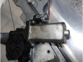105886519-ce7938aa-2753-433f-aa21-11a4497b87d1-Piece-105886519-Leve-vitre-electrique-avant-gauche-8200733829-DACIA-DUSTER-1-PHASE-1-15-DCI-8V-TURBO-991c28ed6fd5a02a4ce1ac87dab269f96fba163c7f22275d202aafeb27a71bba_m.JPG 2