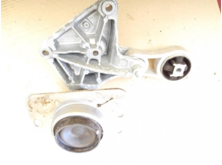 106470225-84d66fe6-f7ad-49c5-8834-55aae13edc2f-Piece-Support-moteur-RENAULT-8c7e22ab7cacf9b4e8e0775f4a76b6a4df344faa981b1d70efd3b869b79ce58b_m.JPG