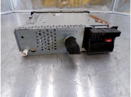 106592712-775aef9c-a5fe-4123-9da9-453ab0ce48ec-Piece-Autoradio-dorigine-PEUGEOT-207-PHASE-1-CABRIOLET-16i-16V-2f01c6a91d1333990124ec11f90cd15d1df05368f7e600eaf7c0a3a72160a038_m.JPG