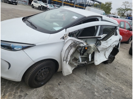 Vehicule-RENAULT-ZOE%201-2016-135c4a8e1e09b51bd4a7ae2c018fa54904394eba470d05e4b9bfff014a94f2f0_o.jpg