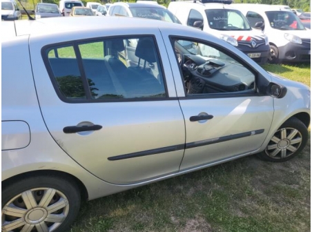 Vehicule-RENAULT-CLIO%203%20PHASE%201-2007-ad5c220d5dd0a3cdf2be0aeff162aa2edf1e2ab5ece0042ca4f00c735024c95b_m.jpg