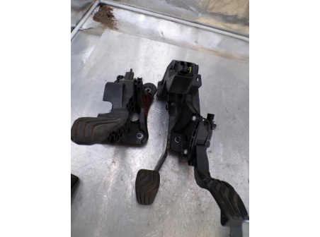 107806061-7761e8f6-808c-4da5-a5b5-12bfaeb227c6-Piece-Pedalier-RENAULT-093eca626157bd8e04d9072fd1862f71a1a5b09448468ad31f644495d5a64fc7_m.JPG