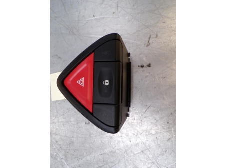 108066117-038ddeaf-95a4-4be2-9670-4b680bbb3c43-Piece-108066117-Bouton-de-warning-RENAULT-KOLEOS-1-PHASE-1-20-DCI-16V-TURBO-4X4-789c37f58d252184522b73269980c683b2942404fdfaa048127444309a5b438c_m.JPG
