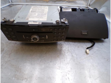 108947321-a29ee644-aa59-4320-990a-6f7235ed6aa6-Piece-Autoradio-dorigine-MERCEDES-0c3b5735ebcd77169f5733c96786a2ee74f1dcfa746e2e1f59ef8cd1f5945065_m.JPG