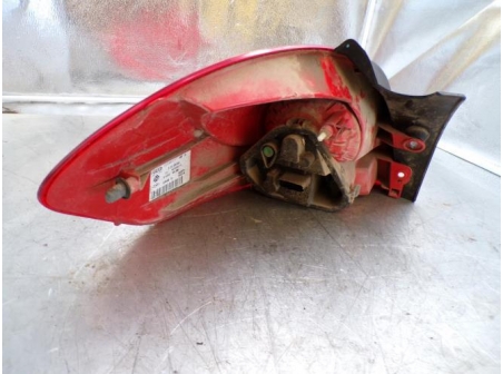 108846505-33fa833d-7dc3-41d6-aea4-eb378ba0932b-Piece-108846505-Feu-arriere-principal-droit-8200586844-RENAULT-CLIO-3-PHASE-2-BREAK-15-DCI-8V-TURBO-27b00d52e4897f707f0878ad8b1e33f359cd392d5f9f39009eed5c35a72819ad_m.JPG
