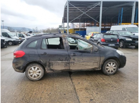 Vehicule-RENAULT-CLIO%203%20PHASE%202%20BREAK-2013-f8fe3771969b083a41daf61e6b34f887336d52294c4c6fa37f3f9f4b4072b4c8_m.jpg