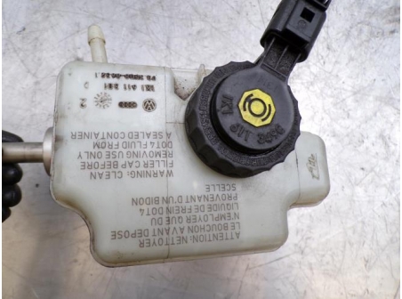 109198993-04d3e34a-800d-440e-8c0e-0a321c5e9e19-Piece-Maitre-cylindre-VOLKSWAGEN-164d2ffbf98ed1623fb3401c3e9edb19d484d036f597ae8260f03b4e45a8ae48_m.JPG