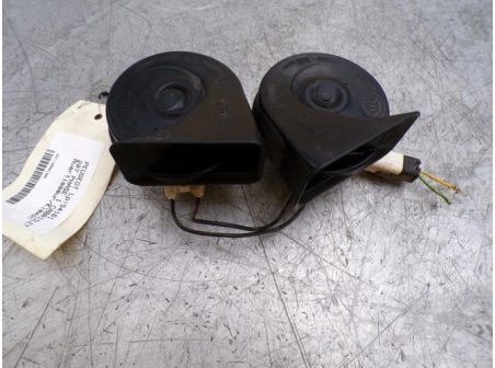 108461989-df95b967-169e-4948-a015-a6b3ebc2d7ed-Piece-108461989-Avertisseur-Klaxon-6236J1-PEUGEOT-207-PHASE-1-CABRIOLET-16i-16V-4074d518e1a1ba9a0ecb3e13f53419474a449e2b0a7cf181ce977d2b4ab2c3a3_m.JPG