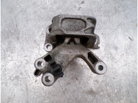 109496840-f47a7a33-46d8-4c71-9c81-a3bc2b8ceee6-Piece-Support-moteur-droit-RENAULT-8a07efdc59046449454bd2642a4e8048fa1302eca4c8c821c0d6b289c510e220_m.JPG