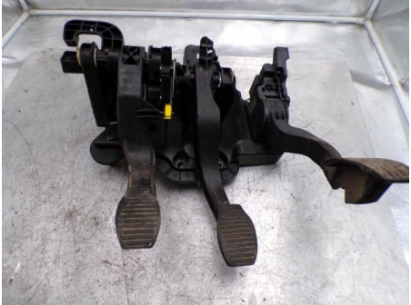 109818162-ec5b866e-f92b-481c-af5e-d10a5e4593cd-Piece-Pedalier-CITROEN-9c8f5f45234ca1134d481c260ff453fa3c30123936473ba49bd3b7726acca2cd_m.JPG