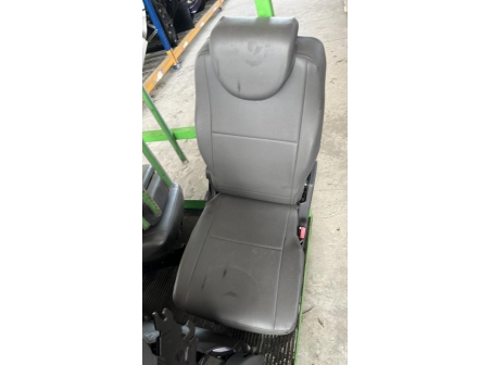 105921628-8c6cb009-a620-45a7-9b2b-35a2f86051d1-droit-3-EME-RANGEE-CITROEN-JUMPY-2-a2515c3ce75797e3a561e9a7f0e081ce9a69766f109d4b506b9b751339887823_m.jpg