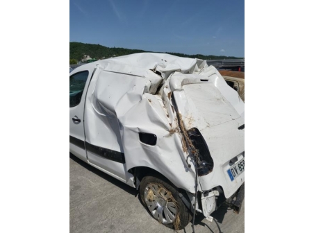 Vehicule-CITROEN-BERLINGO%202%20PHASE%203-2015-434f22fab3bfefad33cdc4d200ab3a296bb21849eae449f71b7231be9d2fa641_m.jpg