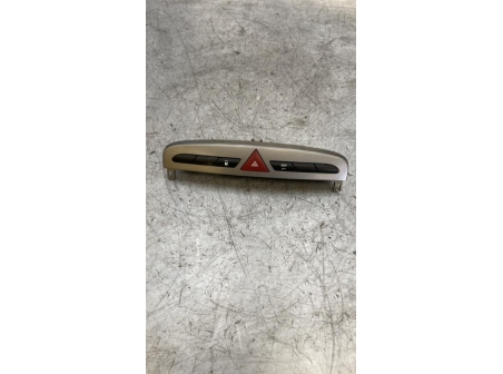 110136928-7b8a60d7-841c-4fb9-bc9d-db9fa0255a3b-Piece-Bouton-de-warning-PEUGEOT-308-1-PHASE-2-ef6dedf061e72d6d2de770f637769fec00addcd269646dff073d49de198e2dc3_m.jpg