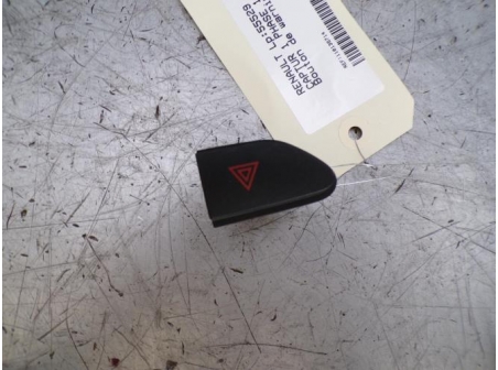 110135714-cbe0c562-8b1f-4f5e-b0d6-c8c84e1c781b-Piece-110135714-Bouton-de-warning-RENAULT-CAPTUR-1-PHASE-1-09i-12V-TURBO-TCE-90-d145f595785e88d3d9240d3bd8d11ff8709b0d8c58eca19521bbba3b65b3f21b_m.JPG