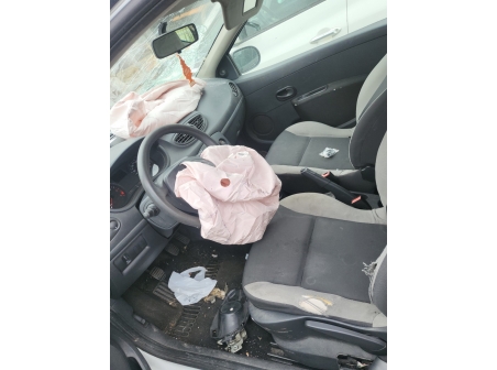 Vehicule-RENAULT-CLIO%203%20PHASE%202-2011-94423c6c829e9f01c8aaa9c5a60d9296837cecc4a93f0b7ad48122e8ebced789_o.jpg