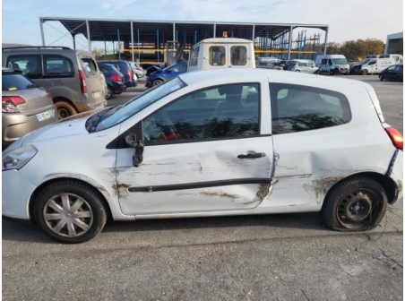 Vehicule-RENAULT-CLIO%203%20PHASE%202-2012-6873432a572e3c567b9dae4f72b14e45837772b58bf5cfd9ee0718553ee15d5a_m.jpg