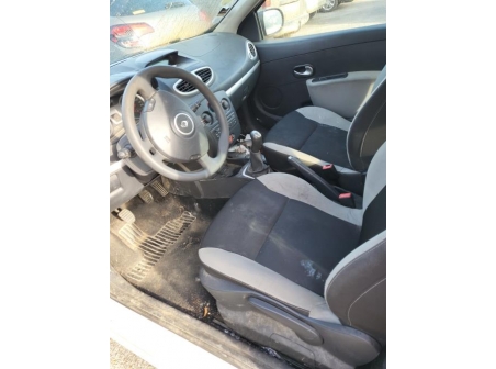 Vehicule-RENAULT-CLIO%203%20PHASE%202-2012-8dfd0a4621169b62b7cf9fd12ccf180676679542df7f6ee97ce055fbe8263172_m.jpg