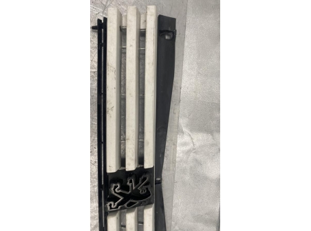 111292817-7f903bba-1d3c-46b3-b7cb-83ea8d0daea5-Piece-Calandre-780941-PEUGEOT-205-PHASE-2-1c1fe65ac85a664bde914a5740572f25486af2d2574d210459ffa8e6430b1076_m.jpg