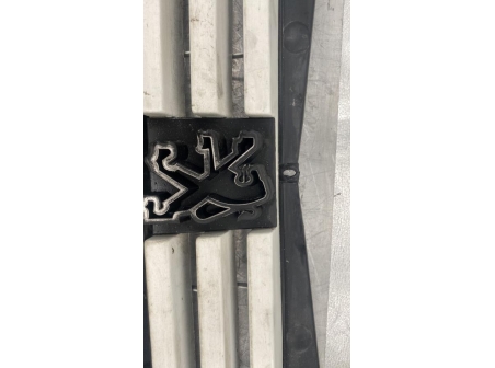 111292817-6b6e9382-2605-44e3-89b6-f6300761370e-Piece-Calandre-780941-PEUGEOT-205-PHASE-2-fbcc7409bb6710252c9236cfbd0f7a93a96d7efef7426090b3d1b5500f5eb62b_m.jpg