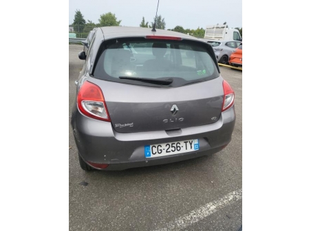 Vehicule-RENAULT-CLIO%203%20PHASE%202-2012-8394ab7a8966785a101e329bfebf928d6cf79c3dffcf583064da80eebc578c01_m.jpg