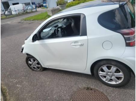 Vehicule-TOYOTA-IQ-2009-e58906d89119a8dae8aa0ce70302b8f950b930cf624febcc7d85187ba4f1ada2_m.jpg