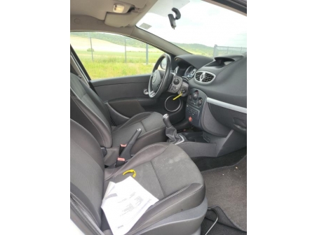 Vehicule-RENAULT-CLIO%203%20PHASE%202%20BREAK-2010-e9dce3048df9eeebb8c1f292bef541dbb839e775bb1f219ae59d5aefa659e562_m.jpg