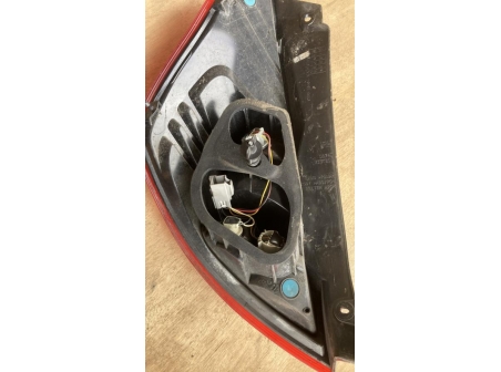 114218603-ddd6a258-0359-424a-a4d1-b3773ccd65a4-Piece-Feu-arriere-principal-droit-feux-1877010-FORD-FIESTA-6-PHASE-2-94b10cfe9bcb8b54b82ff30b7143eb876a919aa1a6899df0997240a098f39c28_m.jpg