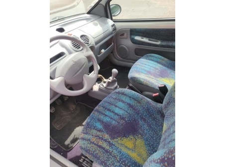 Vehicule-RENAULT-TWINGO%201%20PHASE%203-2005-0e3207c8d6a1fd03ffad5e77375bb6d182115e5189f72eb1591a1e086b51c11b_m.jpg