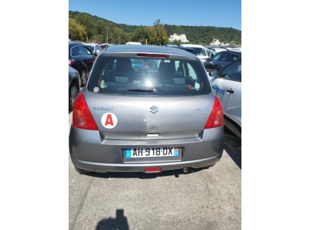 Vehicule-SUZUKI-SWIFT%203-2005-a97b986b566dd1e425758a60b61f70c76af6a4c51dadb1cd33660c7d8af25b78_m.jpg