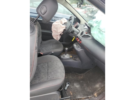 Vehicule-RENAULT-TWINGO%202%20PHASE%201-2010-154ed09a00be1f4589f3b3a5af010307c06a94603b79faeaf51a0518a20bb35c_m.jpg