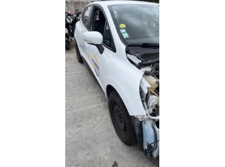Vehicule-RENAULT-CLIO%204%20PHASE%201-2015-759406500a7ee70a8433d41fa2fb1f27bc59b59f2a8dec4ee532e6e4351b1c1f_m.jpg