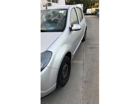 Vehicule-DACIA-SANDERO%201-2010-671fe25bc4edbdb1ca531d43091ab18247376bb4b8cbfb5818161e73c88fb780_m.jpg