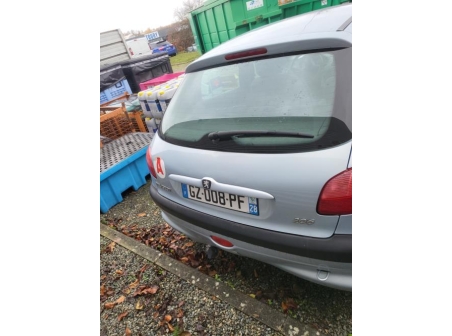 Vehicule-PEUGEOT-206%20PHASE%201-2001-7aa817ef0ea8a2d1ef87fd27bf68b6e16020be1a79089fb22831a21829b6d42d_m.jpg
