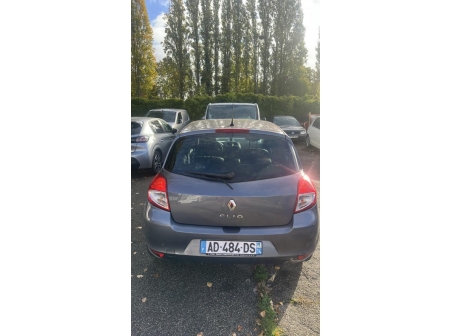 Vehicule-RENAULT-CLIO%203%20PHASE%202-2009-efb35d5fe3a2924f0caace7ade057823d7a630567ed51a7447407353b11fbf29_m.jpg