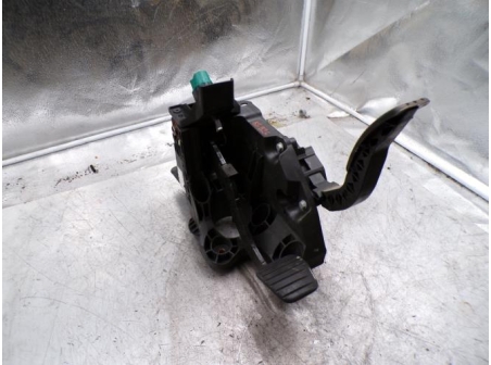 120579444-db0e8150-14a1-40ad-8773-da300fe8c6a0-Piece-120579444-Pedalier-RENAULT-TRAFIC-3-COURT-PHASE-1-16-DCI-16V-TURBO-8f6facd6f9499d105856852830baf0351e718e19a5c45d700ea2dbf4a98dadc4_m.JPG