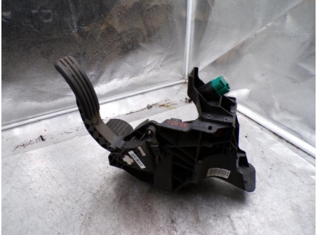 120579444-97b60384-37da-4e41-aeb3-04d4a7c11af2-Piece-120579444-Pedalier-RENAULT-TRAFIC-3-COURT-PHASE-1-16-DCI-16V-TURBO-396628f12c601fe918ada4ae60fe756fb8328eeedadb4cb6d95610ba172ede8b_m.JPG