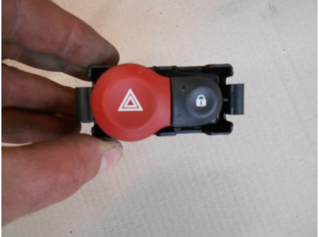 Piece-Bouton-de-warning--cd3cf40f8ceccac57bd5b98d8c7fbe43c7573550dd307d867b920e3a1cd6ec33.JPG