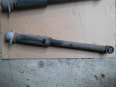 Piece-Amortisseur-arriere-gauche-SEAT-IBIZA-2002-Diesel-5869fde4f50777937f38b633c35559c0c4e8a6c12f1c6051baefd8661905edc0.JPG 2