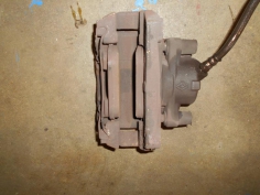 Piece-Etrier-avant-gauche-(freinage)--f23c2e886d141958788eb83e872b77ae288e65c7238ffe455efcf03a41fe5d55.JPG 2