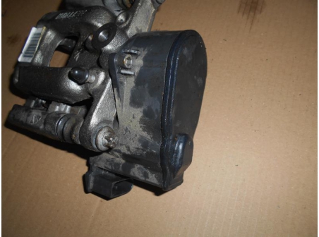 Piece-Etrier-arriere-gauche-(freinage)--3cdbe771fcebe177e532c1f0525255a93cef6d6c6a526dfe9bcc199224dc096c.JPG