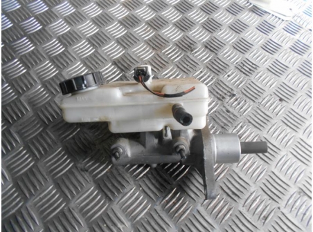 Piece-Maitre-cylindre-(freinage)-RENAULT-MASTER-III-BUS-Diesel-21f48d1f55f5199b301e5159b34e504f7d6d45139ddde7c39bf5331e674698fc.JPG